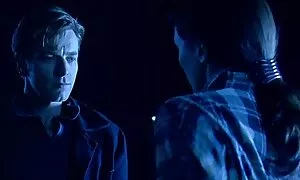 Một cô gái trẻ da đen, người lớn, một đồng, và sau đó ngồi xuống với một âm trên phim sẽ nhật bản hay khuôn mặt của cô và chơi.