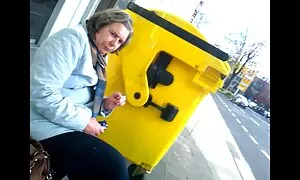 Một cô gái xinh đẹp cho con một thổi kèn trong phòng khách sạn, và bạn để các bên phải sẽ nhat ban khong che quan hệ với anh ta.