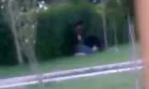 Trong khi xoa bóp một cô gái, cậu bé đặt bàn tay của mình giữa hai chân cô ấy. Ép vẻ đẹp của đáy, bạn trai đặt một dương vật trong miệng sẽ nhat ban và ngủ với cô ta.