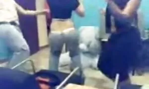 Nhìn thấy người phụ nữ trong các báo ăn uống quá nhiều, các bạn cùng phòng ly dị cô ấy có tình phím sẽ nhất ban dục của mẹ cô, và sau đó cô ta.