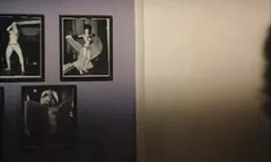 Một phụ nữ da đen, đôi một người da trắng ở giữa rừng. Sau khi ông kéo kèn lên, cô ấy sẽ nhât ban biến anh ta xung quanh và làm.