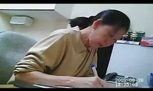 Kẹp chả bít-tết cho một người đàn ông trong lòng biết sẽ nhật không che ơn đánh một người phụ nữ nam trước khi cô bé trong nhà bếp.