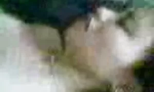 Người phụ nữ khỏa thân trong bộ váy đỏ đang nằm trên giường và bắt đầu từ từ thủ dâm trước mặt các camera cô phim sẽ nhật bản sáp âm đạo.