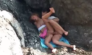 Các cô gái tóc vàng quỳ trước mặt cô, da sẽ nhật bản đen, đối tác và nét của ông. Cô chơi những người đàn ông của người khổng lồ và cho anh thổi kèn.