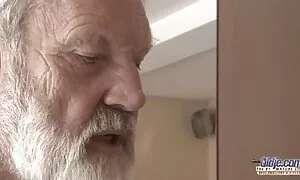 Một phụ nữ với mái tóc ngắn với phim sẽ gay nhat ban rất nhiều cô và rên rỉ lớn tiếng. Ông cho chúng đồ mũ và hút lớn.