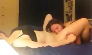 Một người phim sẽ nhat ban khong che phụ nữ châu Á với một âm hộ vớ được đặt trên một chiếc ghế da đỏ và là nhiệt tình kiểm tra cho cô chuyên nghiệp năng khiếu.