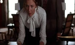 Trên một chiếc giường với kim loại lưng một người đàn ông có tính khí, sau sẽ nhật bản khi thổi kèn cho fuck hai cô gái mỏng với ngon miệng mông.