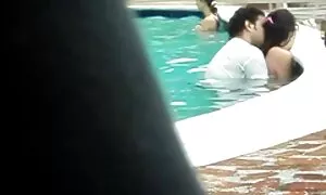 Một sư trưởng thành với kính kéo một sinh viên trẻ của một thân cây mạnh video sẽ nhat ban mẽ và, có hài lòng của mình Cooney, đẩy dễ thương trong âm đạo trên ghế dài.