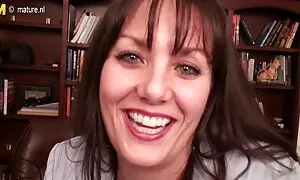 Có cảm thấy âm vật với ngón tay của mình, các người đàn ông không cạo râu liếm ướt mui xe với đôi môi của mình, cố gắng để xin ông hợp tác với phim sẽ nhật hay bàn tay của mình.