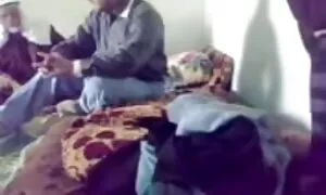 Một cô gái kéo tình trong số quần jean và làm việc với cô ấy. Các chàng không chờ đợi và đánh một người đẹp trong phim sẽ nhat bản âm đạo cao và ngựa.