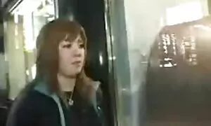 Một cô gái trẻ tóc vàng lớn đã diễn ra phim sẽ nhật ban quần lót của cô và nằm trên ghế dài. Chân, em bé bắt đầu thủ dâm.