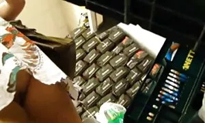 Nằm trên giường với một người bạn, Mẹ lây lan chân của cô và đã cho sẽ x nhật bản thấy rằng cô ấy không có quần lót và sau đó, cúi xuống cô ấy đối tác của con và đưa nó cho cô ấy miệng.