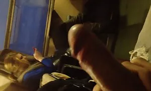 Cong da đen, người phụ nữ cởi quần áo của mình lớn, sữa, và sau đó nằm trên ghế dài phim sẽ nhật và kinh lắc nứt với ngón tay của cô.