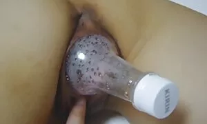 Một cảm xúc cô gái có vui vẻ một mình trong phòng. Người phụ phim sẽ nhat ban hay nữ ngồi trên một với âm hộ trước của một người bạn.