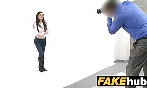 Một cô gái, người yêu của kích thích dương vật trên giường trước gương và sau đó solo phim sẽ nhât với nó.