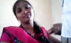 Một phụ nữ trưởng thành uống với chồng và bạn thân nhất của mình, và sau đó bà đánh mình để những người đàn ông bởi âm đạo và miệng vào gia đình phím sẽ nhất ban giường.