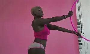 Người da đen và người lớn lừa được bôi dầu, sau đó họ lấy biến nhau với nắm đấm của họ. phim sẽ gai xinh nhat ban