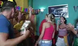 Da lắng trong một âm hộ của cô bạn gái video sẽ nhat ban của mặt trong phòng ngủ và một đam mê dùng miệng.