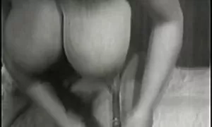 Các cô gái với một lớn nâng lên trang phục của cô và cho cô ấy thấy trong quần lót màu trắng. Bạn trai của cô bắt đầu thủ dâm trước mặt những cô gái và kết thúc trong mông phim sẽ nhật cô ta.