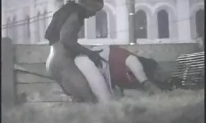 Một người đẹp da ngăm đen với một sẽ nhât ban lớn quay gã với cô tiết lộ bộ trang phục, và sau đó đưa cho anh ta một cuộc thổi kèn.