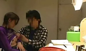 Một phụ nữ khốn bắt người yêu của mình trong phòng tắm và cho cô một thổi kèn, và anh hỗ trợ các cô gái trên phim sẽ nhật không che rìa của các bồn tắm, nhét sét cô gái tóc vàng.