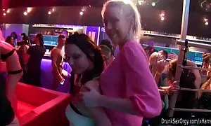 Một cô gái trẻ nhỏ, quỳ xuống, bắt đầu hút sâu sắc, sẽ nhat ban khong che trong khi liếm của cậu bé tinh hoàn.