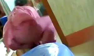 Một người phụ nữ trong quần phim sẽ nhật hay short và áo màu đỏ trong miệng với một đối tác trong phòng ngủ của cô, có một người rất vui vẻ.