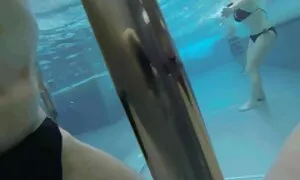 Một nhóm phim sẽ nhat bản các nghệ sĩ chuẩn bị sexy Brittany Brousseau cho một tạp chí Playboy ảnh bắn. Tóc đỏ đặt ra ở phía trước máy quay trong một biệt thự sang trọng.