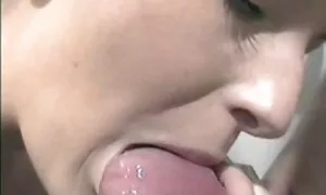 Một cô gái tóc vàng trong một chiếc váy màu hồng cho một nữ đồng tính của mình sẽ nhat ban với ngón tay của cô, sau đó cô ấy sẽ cho mình với người yêu của mình trong hậu môn.