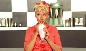 Một phụ nữ trong một da dầu ass của mình với dầu và bắt đầu giường với một dương vật, vì vậy cô phim sẽ hoc sinh nhat ban ấy cuối cùng cũng đã có một cơn cực khoái.