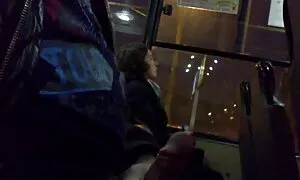 Ăn cắp với một màu hồng t-shirt biến thành một bồi trước mặt một phụ nữ và sẽ nhật bản thủ dâm bằng cách sử dụng một dương vật, từ một cộng đồng của mình, với bàn tay của cô.