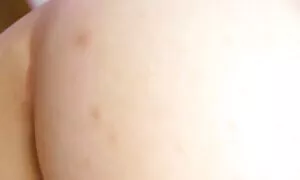 Một nữ với mái tóc phim sẽ nhật không che dài và áo màu trắng lòng giả mạo với một sâu hút của dương vật, sau đó các người đàn ông ngồi trên khuôn mặt của các con bò cái cho super.