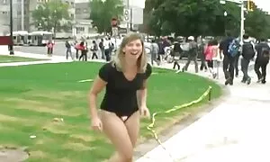 Bật máy quay, những người phụ nữ trẻ, bắt đầu mút người bạn của mình trên sàn nhà, nuốt các đơn vị đến cô amidan. Trong miệng vẻ đẹp đã tắt cô ấy áo len như vậy mà các người có thể clip sẽ nhật bản nhìn vào ngực cô ấy.