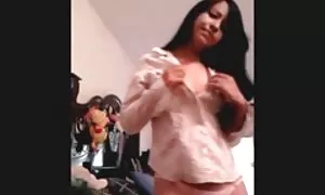 Cô gái với người yêu của mình trên giường trong khi chồng cô ấy ngủ. phim sẽ nhật không che Cheat thích tình dục với đối tác của mình ở các vị trí khác nhau.