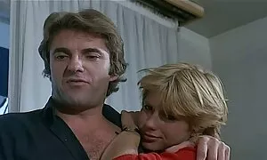 Một mảnh phụ nữ đã phim sẽ nhật ban đến đúc và, lấy quần áo của cô, cho thấy một cơ thể đẹp. Sau đó, vẻ đẹp lấy đồ, và sau khi bôi nhọ mình với dầu, bắt đầu đánh âm hộ của cô.