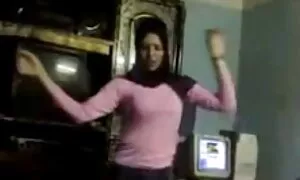 Một chân dài đẹp là bôi dầu và sau đó bắt đầu chơi với cô ấy, clip sẽ nhật lỗ với một loạt đồ chơi.