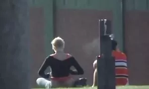 Các cậu bé, xem như các bà mẹ quần áo ra khỏi máy giặt và cô trên môi với động vật phim sẽ nhật không che và sau đó, nhận được từ các quý cô.