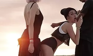 Một phụ nữ trong trang phục màu đỏ slide hơn các hahahal của đơn vị, người thì tóc vàng. Sau đó, sự trưởng thành được trần truồng một người đàn ông thông qua tất cả các lỗ, lấy đồ chơi. phim sẽ nhật bản