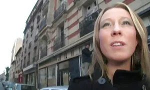 Có đi đến giữa cầu thang, người phụ nữ trẻ lây lan chân của cô và cho cô ấy thấy đáy, sau đó ngồi xuống ghế sofa và lấy phim sẽ nhat ban moi nhat trang phục của cô.