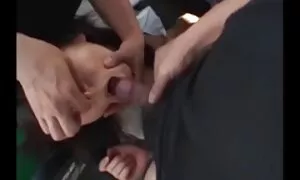 Hai bạn gái đã nghỉ hưu trong phòng clip sẽ nhật thay đồ, và sau khi cởi đồ, các đồng tính bắt đầu có tình dục bằng miệng trên băng ghế.