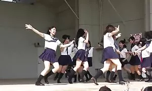 Một vận động viên mát-xa cho một nữ đeo kính. Cô nghiến phim sẽ nhật lưỡi của mình và mình ngón tay với khách hàng của mũ lông. Xoa dầu, các người đẹp giường với niềm vui.