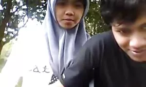 Các cô gái tóc vàng quỳ xuống và mất trong miệng một lớn của một chàng trai không biết. Cô ấy biến phim sẽ nhat bản anh ta với một thổi kèn, và người lái xe sâu hơn nữa.