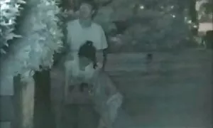 Một cô gái với một rất đầy đặn vận động viên, người mà sau khi rời khỏi người phụ nữ phim sẽ nhât trên sàn nhà, cô giữa ngực.