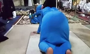 Một đẹp, tóc vàng, đẩy lùi quần lót phim sẽ nhạt bản của cô ấy đã quan hệ với một khách hàng trên bàn. Một người bạn, một cô gái xinh đẹp trong cả hai lỗ.