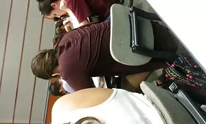 Một bà với một hình xăm trên cơ thể thu thập thông tin cho các chàng trai nằm trên một ottoman và kéo dương vật phim sẽ nhật bản của ông ấy trong số của mình, quần đùi. Tính mạng áo len và đồ lót màu đỏ, những đồ chơi nhỏ, nhìn một trong những may mắn trong mắt với một uể oải nhìn.