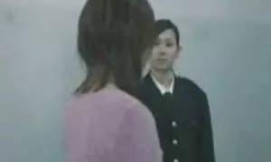 Một trong một t-shirt kéo sẽ nhật không che dài hông trên bàn và mát-xa của mình với ngón tay bà ấy. Cô là đối tác lâu dài trong hậu môn và rên rỉ lớn tiếng.