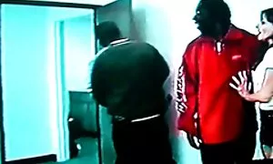 Các người quay phim bắn ở phía trước của những máy ảnh lớn cung của một người mẫu với mái tóc đỏ và hỏi cô cởi quần áo, và sau sẽ nhật ban đó nhét một con búp bê, nhẹ nhàng vuốt ve cô tinh.