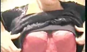 Lovelace đặt người yêu của mình trong một phim sẽ nhat ban hay nhat chiếc giường lớn, nâng lên váy của cô, xé vớ cô và đẩy cái dương vật vào trong âm đạo của cô.