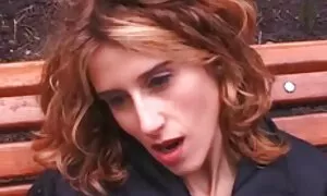 Một cô gái tóc vàng trong áo quỳ trước khi kẻ lăng nhăng và cho anh một thổi kèn, sau đó cô thủ dâm, một tia sét giữa ngực lớn, và phim sẽ nhat ban ko che dẫn các chàng đến cực khoái.