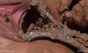 Một phụ nữ châu Á ở fur và đồ lót nụ hôn với lưỡi với phim sẽ nhật một vài người và lê mẹ cô trong âm đạo.